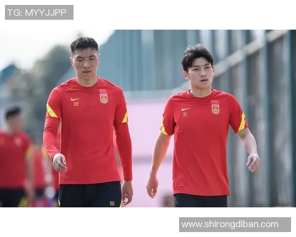 费恩夏普与朗福德城激战正酣当前比分揭晓引发球迷热议 费恩夏普与朗福德城激战正酣当前比分揭晓引发球迷热议